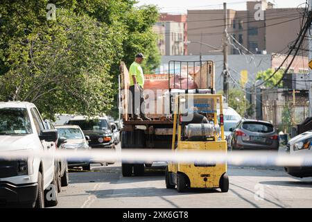 Bronx, États-Unis. 21 juillet 2024. La police a saisi près de 10 millions de dollars de cannabis illégal au 516 Timpson place dans le Bronx, NY, le 21 juillet 2024. Il s'agit de la plus grande saisie depuis que le NYPD et le shérif de New York ont lancé l'opération Padlock en mai pour arrêter les ventes illégales de mariages. (Photo de Steve Sanchez/Sipa USA). Crédit : Sipa USA/Alamy Live News Banque D'Images