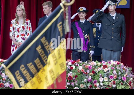 Bruxelles, Belgique. 21 juillet 2024. La princesse Éléonore, le prince Emmanuel, la princesse héritière Élisabeth et le prince Gabriel photographiés lors du défilé militaire et civil de la fête nationale belge, à Bruxelles, le dimanche 21 juillet 2024. Ce défilé rend hommage aux services de sécurité et d'urgence de notre pays, tels que l'armée, la police, les pompiers ou la protection civile. BELGA PHOTO NICOLAS MAETERLINCK crédit : Belga News Agency/Alamy Live News Banque D'Images