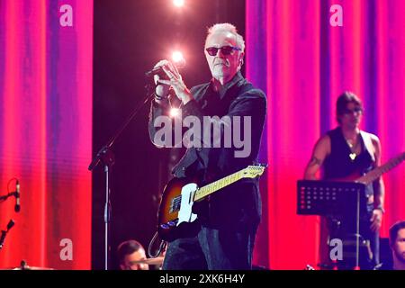 Pescara, Italie. 20 juillet 2024. Umberto Tozzi se produit lors de la Notte dei Serpenti, un concert conçu et dirigé par le maestro Enrico Melozzi, à Pescara, en Italie, le 20 juillet 2024. (Photo par Andrea Iommarini/NurPhoto) crédit : NurPhoto SRL/Alamy Live News Banque D'Images