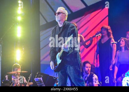 Pescara, Italie. 20 juillet 2024. Umberto Tozzi se produit lors de la Notte dei Serpenti, un concert conçu et dirigé par le maestro Enrico Melozzi, à Pescara, en Italie, le 20 juillet 2024. (Photo par Andrea Iommarini/NurPhoto) crédit : NurPhoto SRL/Alamy Live News Banque D'Images