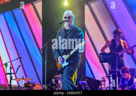 Pescara, Italie. 20 juillet 2024. Umberto Tozzi se produit lors de la Notte dei Serpenti, un concert conçu et dirigé par le maestro Enrico Melozzi, à Pescara, en Italie, le 20 juillet 2024. (Photo par Andrea Iommarini/NurPhoto) crédit : NurPhoto SRL/Alamy Live News Banque D'Images