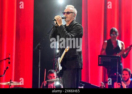 Pescara, Italie. 20 juillet 2024. Umberto Tozzi se produit lors de la Notte dei Serpenti, un concert conçu et dirigé par le maestro Enrico Melozzi, à Pescara, en Italie, le 20 juillet 2024. (Photo par Andrea Iommarini/NurPhoto) crédit : NurPhoto SRL/Alamy Live News Banque D'Images