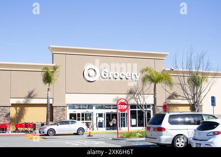 Los Angeles, Californie, États-Unis - 18-03-03 2021 : vue d'une enseigne Target Grocery et d'une entrée. Banque D'Images