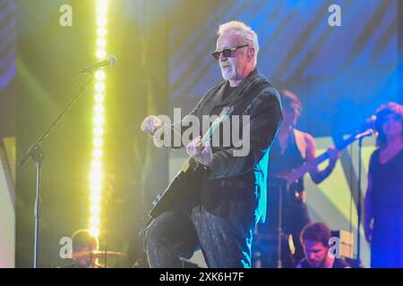 Pescara, Italie. 20 juillet 2024. Umberto Tozzi se produit lors de la Notte dei Serpenti, un concert conçu et dirigé par le maestro Enrico Melozzi, à Pescara, en Italie, le 20 juillet 2024. (Photo par Andrea Iommarini/NurPhoto) crédit : NurPhoto SRL/Alamy Live News Banque D'Images