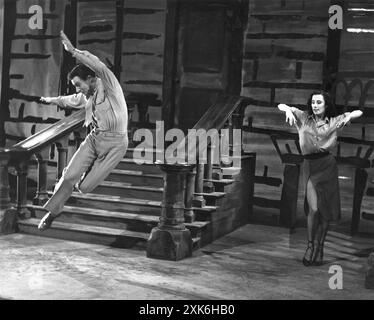 GENE KELLY et TAMARA TOUMANOVA dans une scène de L'INVITATION À LA DANSE 1956 Directeur GENE KELLY chorégraphie GENE KELLY écrit par GENE KELLY Direction artistique ALFRED JUNGE costume Design ROLF GERARD et ELIZABETH HAFFENDEN Producteur ARTHUR FREED Metro Goldwyn Mayer Banque D'Images