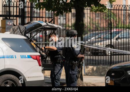 Bronx, États-Unis. 21 juillet 2024. La police a saisi près de 10 millions de dollars de cannabis illégal au 516 Timpson place dans le Bronx, NY, le 21 juillet 2024. Il s'agit de la plus grande saisie depuis que le NYPD et le shérif de New York ont lancé l'opération Padlock en mai pour arrêter les ventes illégales de mariages. (Photo de Steve Sanchez/Sipa USA). Crédit : Sipa USA/Alamy Live News Banque D'Images