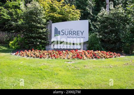 Bienvenue au panneau Surrey de la ville avec des fleurs en pleine floraison sur la route 10 à Surrey, Colombie-Britannique, Canada Banque D'Images