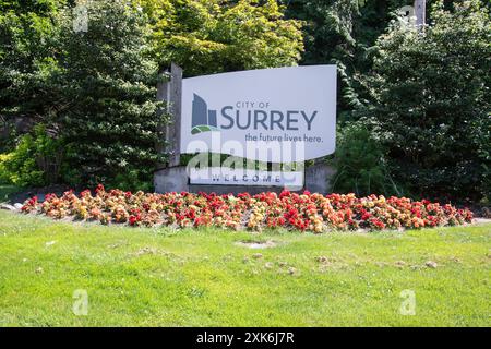 Bienvenue au panneau Surrey de la ville avec des fleurs en pleine floraison sur la route 10 à Surrey, Colombie-Britannique, Canada Banque D'Images