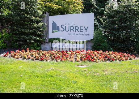 Bienvenue au panneau Surrey de la ville avec des fleurs en pleine floraison sur la route 10 à Surrey, Colombie-Britannique, Canada Banque D'Images