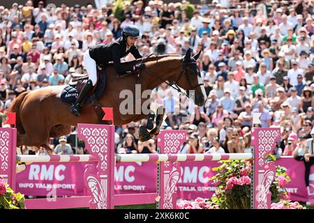 Dinard, France. 21 juillet 2024. Megane Moissonnier de France avec Bracadabra lors du CSI5* Rolex Grand Prix ville de Dinard au Jumping International de Dinard le 21 juillet 2024, Dinard, France (photo par Maxime David - MXIMD Pictures) crédit : MXIMD Pictures/Alamy Live News Banque D'Images