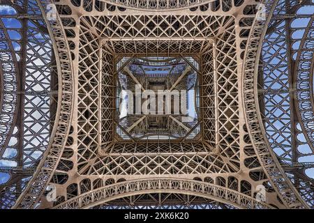 Paris, France. 20 juillet 2024 : la célèbre Tour Eiffel vue d'en bas. Cette perspective différente du monument le plus photographié au monde est l'angle de vue choisi pour être gravé sur les médailles des Jeux paralympiques de 2024 (toutes les médailles des athlètes contiennent un morceau de fer forgé). L’emblématique monument parisien (qui a changé de couleur de peinture cette année), connu dans le monde entier comme le véritable monument de la capitale française, reste ouvert aux touristes mais l’accès est limité à la réservation en ligne en raison d’un important périmètre de sécurité renforcé avant la cérémonie d’ouverture des Jeux Olympiques. Crédit : Kevin Izorce/Alamy Live News Banque D'Images