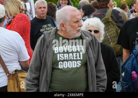 Tolpuddle, Dorset, Royaume-Uni. 21 juillet 2024. Un homme portant une chemise de boycott de marchandises israéliennes au festival Tolpuddle Martyrs dans le Dorset. Crédit photo : Graham Hunt/Alamy Live News Banque D'Images