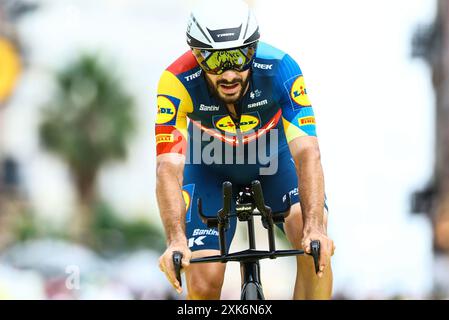 Nice, France. 21 juillet 2024. Le français Julien Bernard de Lidl-Trek franchit la ligne d'arrivée de l'étape 21, la dernière étape du Tour de France 2024, un contre-la-montre individuel entre Monaco et Nice, France (33, 7 km), le dimanche 21 juillet 2024. La 111ème édition du Tour de France débute le samedi 29 juin et se termine à Nice le 21 juillet. BELGA PHOTO DAVID PINTENS crédit : Belga News Agency/Alamy Live News Banque D'Images