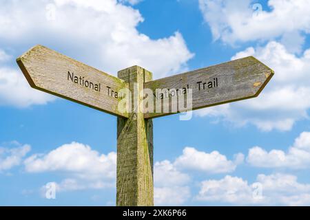 Panneau de signalisation en bois pour un sentier de randonnée national au Royaume-Uni Banque D'Images