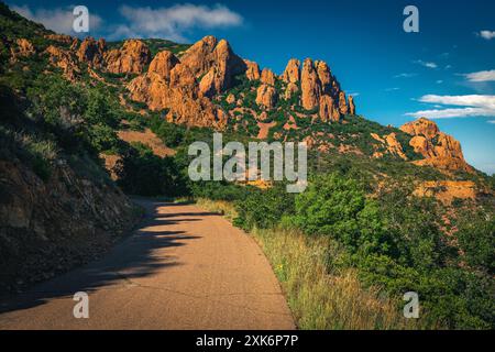 Un des plus célèbres sommets de montagne près de Cannes, le pic du Cap Roux. Vue imprenable sur les rochers rouges au coucher du soleil dans le massif de l'Estérel, près de Saint-Raphaël, Fréjus, Banque D'Images