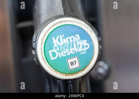 Umweltfreundlicherer Kraftstoff Dissen am Teutoburger Wald, Deutschland - 7,20205 : Unter dem Namen Klima Diesel 25 wird Diesel an einer Tankstelle verkauft, der 25 Prozent weniger CO2 verursacht. Dieser Klima Dieesel 25 kostet 6 cent mehr pro Liter als herkömmlicher Fossiler Diesel. Niedersachsen Banque D'Images