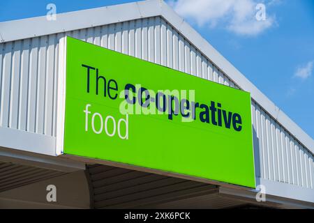 Cromer, Norfolk, Royaume-Uni - 19 juillet 2024 : signalétique externe de la marque alimentaire de l'entreprise de vente au détail de produits alimentaires basée au Royaume-Uni, The Co-operative Group Banque D'Images