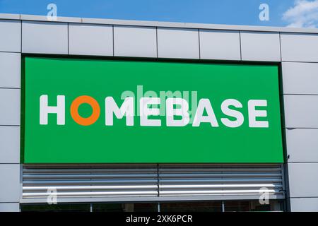 Cromer, Norfolk, Royaume-Uni - 19 juillet 2024 : signalisation externe de Homebase, le magasin de bricolage basé au Royaume-Uni Banque D'Images