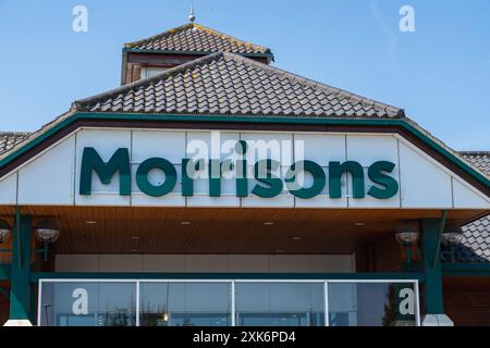 Cromer, Norfolk, Royaume-Uni - 19 juillet 2024 : signalisation externe du supermarché britannique, Morrisons à Cromer, Norfolk du Nord, Royaume-Uni Banque D'Images