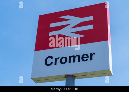 Cromer, Norfolk, Royaume-Uni - 19 juillet 2024 : signalisation extérieure de la gare de Cromer dans la ville de Cromer, Norfolk Nord, Royaume-Uni Banque D'Images