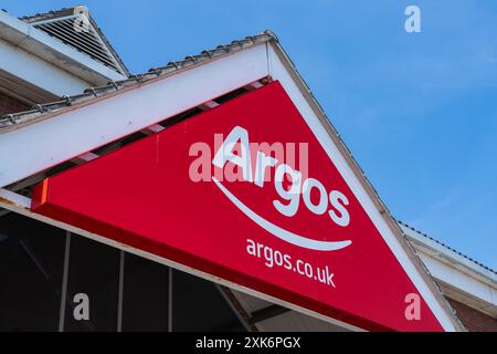 Cromer, Norfolk, Royaume-Uni - 19 juillet 2024 : signalétique externe du détaillant de catalogues au Royaume-Uni, Argos Banque D'Images