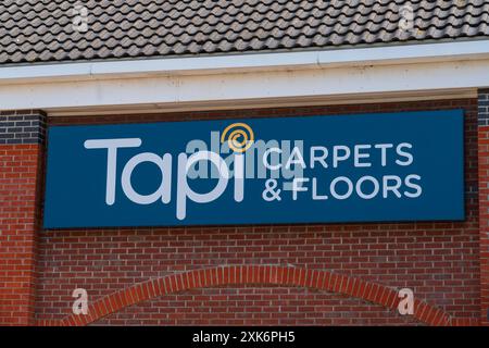 Cromer, Norfolk, Royaume-Uni - 19 juillet 2024 : signalétique externe des spécialistes des tapis et des revêtements de sol basés au Royaume-Uni, TAPI Banque D'Images