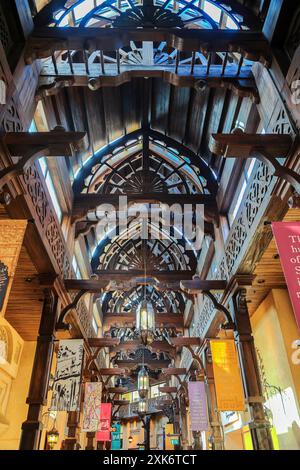 Dubaï, Émirats arabes Unis - 23 février. 2023 : la structure en bois du Souk Madinat Jumeirah à Dubaï. Le bazar traditionnel de style arabe fait partie de Madinat Jumeir Banque D'Images