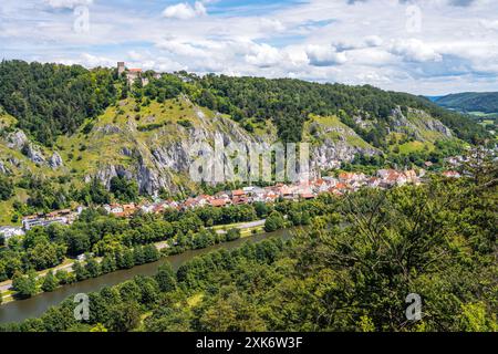 Château de Randeck sur le village Essing dans la vallée de Altmühltal Banque D'Images