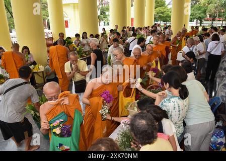 Bangkok, Thaïlande. 13 juillet 2024. Les bouddhistes offrent des fleurs aux moines. A l'occasion du Carême bouddhiste, au Wat Debsirindrawas Ratchaworawihan à Bangkok, Thaïlande, le 21 juillet 2024. Représente le point de départ du Carême bouddhiste est le moment où les moines sont tenus de rester dans les temples pendant la saison des pluies pour étudier le dhamma et pratiquer la méditation pendant une période de trois mois. (Photo de Teera Noisakran/Sipa USA) crédit : Sipa USA/Alamy Live News Banque D'Images