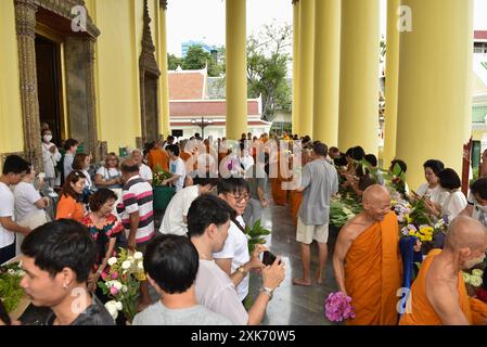 Bangkok, Thaïlande. 13 juillet 2024. Les bouddhistes offrent des fleurs aux moines. A l'occasion du Carême bouddhiste, au Wat Debsirindrawas Ratchaworawihan à Bangkok, Thaïlande, le 21 juillet 2024. Représente le point de départ du Carême bouddhiste est le moment où les moines sont tenus de rester dans les temples pendant la saison des pluies pour étudier le dhamma et pratiquer la méditation pendant une période de trois mois. (Photo de Teera Noisakran/Sipa USA) crédit : Sipa USA/Alamy Live News Banque D'Images