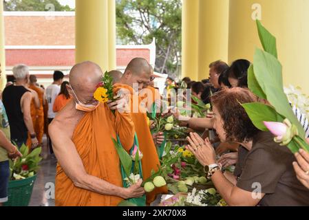 Bangkok, Thaïlande. 13 juillet 2024. Les bouddhistes offrent des fleurs aux moines. A l'occasion du Carême bouddhiste, au Wat Debsirindrawas Ratchaworawihan à Bangkok, Thaïlande, le 21 juillet 2024. Représente le point de départ du Carême bouddhiste est le moment où les moines sont tenus de rester dans les temples pendant la saison des pluies pour étudier le dhamma et pratiquer la méditation pendant une période de trois mois. (Photo de Teera Noisakran/Sipa USA) crédit : Sipa USA/Alamy Live News Banque D'Images