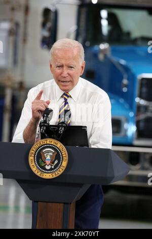 DOSSIER : Joe Biden se retire de l'élection présidentielle de 2024. Macungie, Pennsylvanie, États-Unis. 28 juillet 2024. Président Biden prononce un discours sur l'importance de la fabrication américaine à Mack Lehigh Valley Operations à Macungie, Pa 28 juillet 2021 crédit : Star Shooter/Media Punch/Alamy Live News Banque D'Images