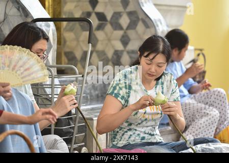 Bangkok, Thaïlande. 13 juillet 2024. Les bouddhistes offrent des fleurs aux moines. A l'occasion du Carême bouddhiste, au Wat Debsirindrawas Ratchaworawihan à Bangkok, Thaïlande, le 21 juillet 2024. Représente le point de départ du Carême bouddhiste est le moment où les moines sont tenus de rester dans les temples pendant la saison des pluies pour étudier le dhamma et pratiquer la méditation pendant une période de trois mois. (Photo de Teera Noisakran/Sipa USA) crédit : Sipa USA/Alamy Live News Banque D'Images