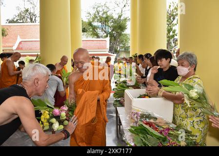 Bangkok, Thaïlande. 13 juillet 2024. Les bouddhistes offrent des fleurs aux moines. A l'occasion du Carême bouddhiste, au Wat Debsirindrawas Ratchaworawihan à Bangkok, Thaïlande, le 21 juillet 2024. Représente le point de départ du Carême bouddhiste est le moment où les moines sont tenus de rester dans les temples pendant la saison des pluies pour étudier le dhamma et pratiquer la méditation pendant une période de trois mois. (Photo de Teera Noisakran/Sipa USA) crédit : Sipa USA/Alamy Live News Banque D'Images