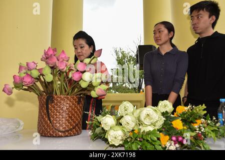 Bangkok, Thaïlande. 13 juillet 2024. Les bouddhistes offrent des fleurs aux moines. A l'occasion du Carême bouddhiste, au Wat Debsirindrawas Ratchaworawihan à Bangkok, Thaïlande, le 21 juillet 2024. Représente le point de départ du Carême bouddhiste est le moment où les moines sont tenus de rester dans les temples pendant la saison des pluies pour étudier le dhamma et pratiquer la méditation pendant une période de trois mois. (Photo de Teera Noisakran/Sipa USA) crédit : Sipa USA/Alamy Live News Banque D'Images