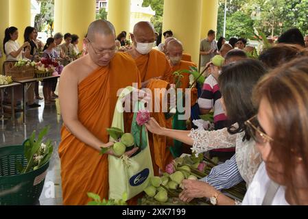 Bangkok, Thaïlande. 13 juillet 2024. Les bouddhistes offrent des fleurs aux moines. A l'occasion du Carême bouddhiste, au Wat Debsirindrawas Ratchaworawihan à Bangkok, Thaïlande, le 21 juillet 2024. Représente le point de départ du Carême bouddhiste est le moment où les moines sont tenus de rester dans les temples pendant la saison des pluies pour étudier le dhamma et pratiquer la méditation pendant une période de trois mois. (Photo de Teera Noisakran/Sipa USA) crédit : Sipa USA/Alamy Live News Banque D'Images