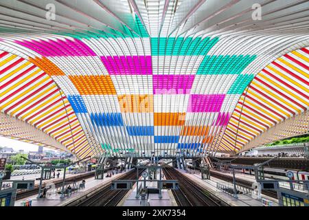 Li?GE, Belgique - 20.05.2024 : Station Guillemins avec vitraux. La station a été conçue par l'architecte Santiago Calatrava et a ouvert ses portes en 2009. Banque D'Images