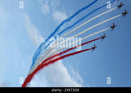 Nice, France. 21 juillet 2024. Avions fumés montrant le drapeau français photographié lors du podium final de la course cycliste Tour de France 2024 le dimanche 21 juillet 2024. La 111ème édition du Tour de France débute le samedi 29 juin et se termine à Nice le 21 juillet. BELGA PHOTO POOL Luca BETTINI crédit : Belga News Agency/Alamy Live News Banque D'Images