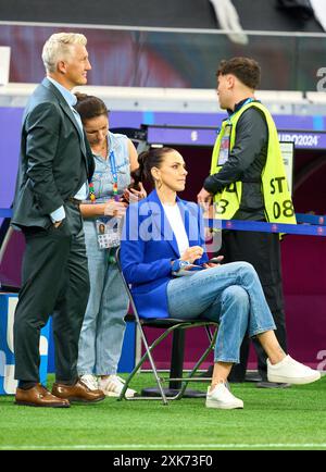 Fotostory : Esther Sedlaczek, présentatrice ARD Sport Moderatorin, Sportmoderatorin, Journalistin denkt ihre Maskenbildnerin macht ihre Haare, aber Bastian SCHWEINSTEIGER, Co-modérateur ARD Hat übernommen dans le meilleur des 16 matchs PORTUGAL - SLOVÉNIE 3-0 N.E. des Championnats d'Europe de l'UEFA 2024 le 01 juillet 2024 à Francfort, Allemagne. Photographe : Peter Schatz Banque D'Images