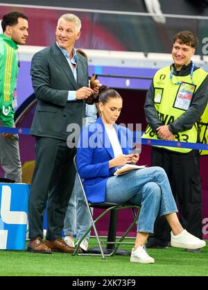 Fotostory : Esther Sedlaczek, présentatrice ARD Sport Moderatorin, Sportmoderatorin, Journalistin denkt ihre Maskenbildnerin macht ihre Haare, aber Bastian SCHWEINSTEIGER, Co-modérateur ARD Hat übernommen dans le meilleur des 16 matchs PORTUGAL - SLOVÉNIE 3-0 N.E. des Championnats d'Europe de l'UEFA 2024 le 01 juillet 2024 à Francfort, Allemagne. Photographe : Peter Schatz Banque D'Images