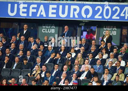 Philipp LAHM ex Profi ex-DFB Kapitaen, Sohn Julian Tochter Lenia , Celia SASIC, DFB Integrationsbotschafterin, Aleksander CEFERIN, UEFA Präsident, Luis Figo, Hans-Joachim Watzke, Managing Director BVB , membre DFB-Präsidium, vice-président DFB, Mario Gomez, Andreas Ottl dans le meilleur des 16 matchs PORTUGAL - SLOVÉNIE 3-0 N.E. des Championnats d'Europe de l'UEFA 2024 le 01 juillet 2024 à Francfort, Allemagne. Photographe : Peter Schatz Banque D'Images