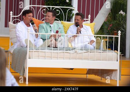 Immer wieder sonntags 2024, Folge 06 Stefan Mross im Bett mit Fantasy . ARD-Unterhaltungsshow Immer Wieder sonntags. TV-Aufzeichnung und Live-Übertragung vom 21.07.2024 aus dem Wasserpark Rulantica, Rust. Baden-Württemberg, Deutschland. *** Immer wieder sonntags 2024, épisode 06 Stefan Mross au lit avec Fantasy ARD Entertainment show Immer wieder sonntags enregistrement TV et diffusion en direct du 21 07 2024 depuis le parc aquatique Rulantica, Rust Baden Württemberg, Allemagne Banque D'Images