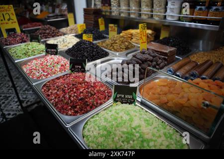 Différentes infusions pour infuser le thé chacun de différents fruits et fruits secs comme les dattes, raisins secs et abricots en vente, se trouvent sur le marché Machane Yehuda. Banque D'Images
