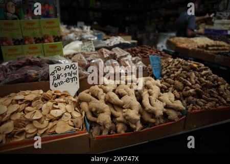 Des produits frais, à droite, des racines de curcumine, du gingembre et des tranches d'ail persan, le dos sont des bâtonnets de cannelle tous à vendre, un étal de marché dans le marché Machane Yehuda Banque D'Images