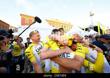 Tour de France 2024 - étape 21 - dimanche 21 juillet 2024 Monaco > Nice. Pogacar (UAE Team Emirates) confirme sa troisième victoire au total du Tour avec la première place de l’ITT de Monaco à Nice. Vu ici célébrant après son contre-la-montre. Photo - Luca Bettini/Pool/GodingImages photo - Luca Bettini/Pool/GodingImages crédit : Peter Goding/Alamy Live News Banque D'Images