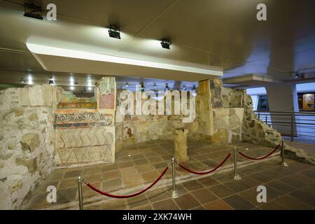 Sofia, Bulgarie. 25 mai 2024. Ruines anciennes avec murs peints sur le site de Serdika sous la place Largo Banque D'Images