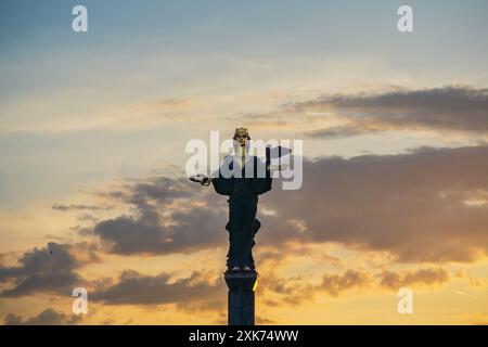 Sofia, Bulgarie. 25 mai 2024. Vue de la statue de Sveta Sofia contre le ciel au coucher du soleil, un symbole national bulgare Banque D'Images