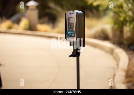 Temecula, Californie, États-Unis - 04-07-2021 : une vue d'un distributeur de désinfectant pour les mains Purell disponible pour un usage public au Pechanga Casino. Banque D'Images