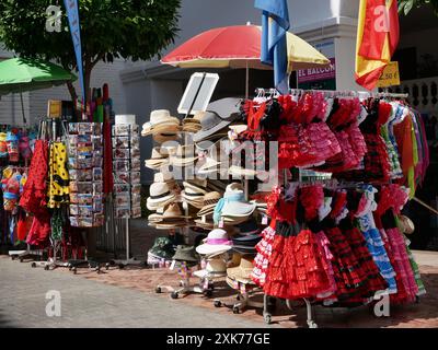 Robes flamenco souvenir et chapeaux de soleil exposés à la vente dans une région populaire auprès des touristes et des vacanciers. Nerja, Costa del sol, Espagne Banque D'Images