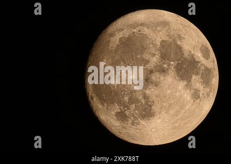 Pleine lune avec fond de ciel noir Banque D'Images